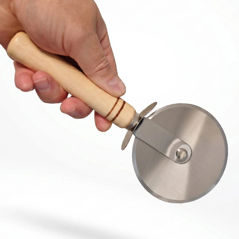 Kráječ na pizzu s dřevěnou rukojetí 22 cm